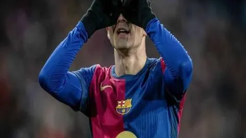 “记者质疑索博调侃萨拉赫，萨拉赫轻描淡写回应：‘小孩子，别乱说’”