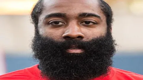 中国羽毛球混团亚锦赛3比2胜新加坡，小组赛首战获胜 2025-02-12